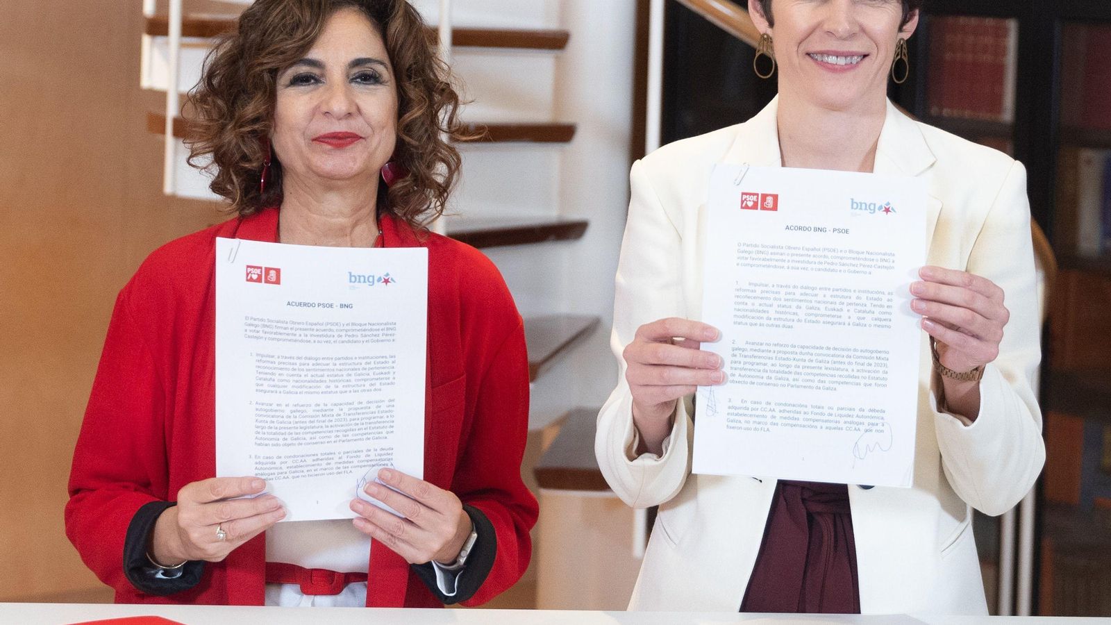La ministra de Hacienda en funciones y vicesecretaria general del PSOE, María Jesús Montero (i) y la portavoz nacional del BNG , Ana Pontón (d), posan tras la firma de un acuerdo para la investidura La ministra de Hacienda en funciones y vicesecretaria general del PSOE, María Jesús Montero (i) y la portavoz nacional del BNG , Ana Pontón (d), posan tras la firma de un acuerdo para la investidura