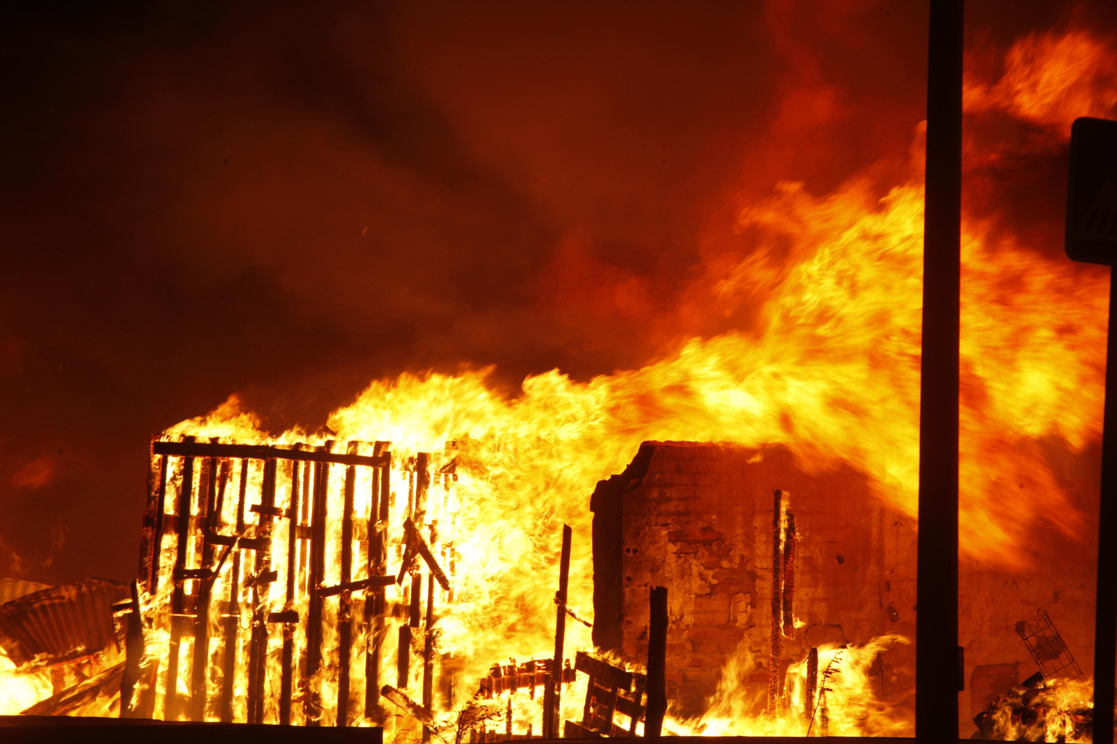 Un incendio obliga a evacuar un asentamiento chabolista en Lepe.