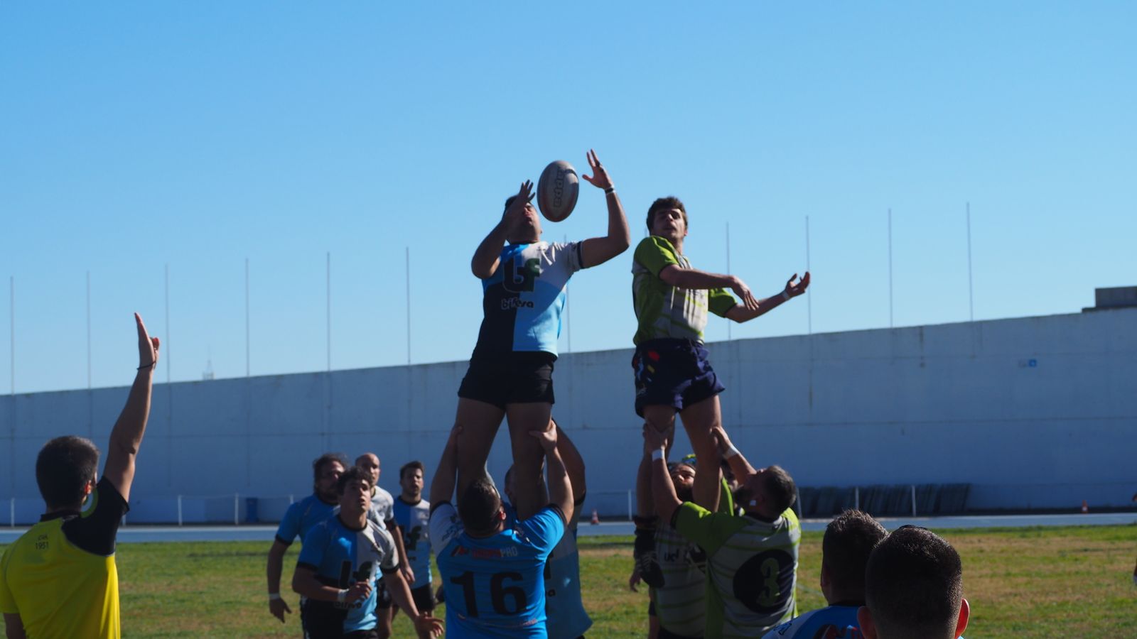 Dos jugadores saltan a por el oval