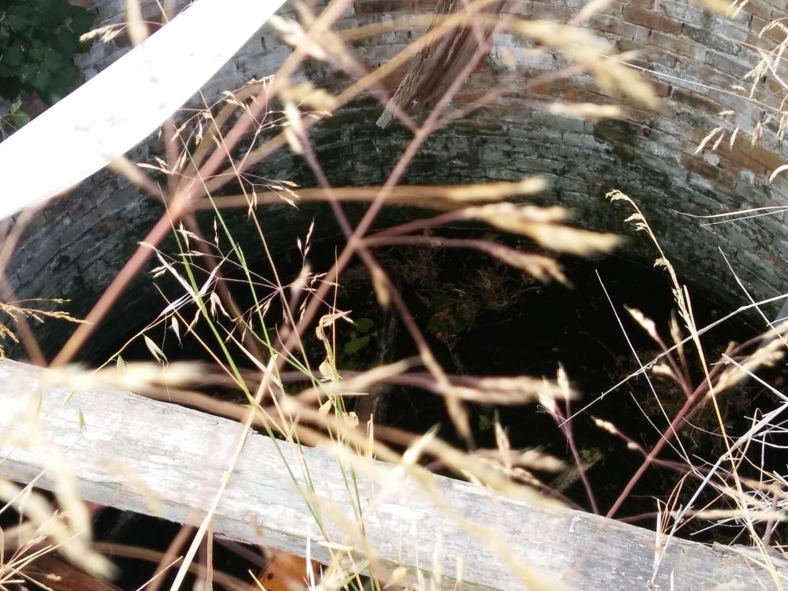 Imagen del pozo donde ha caído el operario en Chiclana