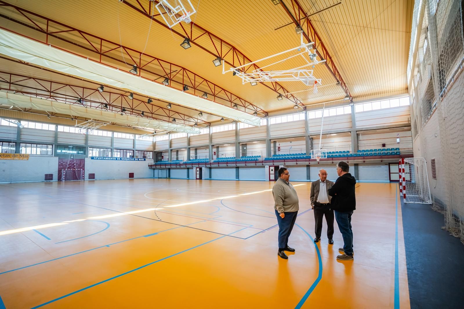 El Ayuntamiento renueva el pavimento del Pabellón Máximo Cuervo de Aguadulce con homologación internacional.