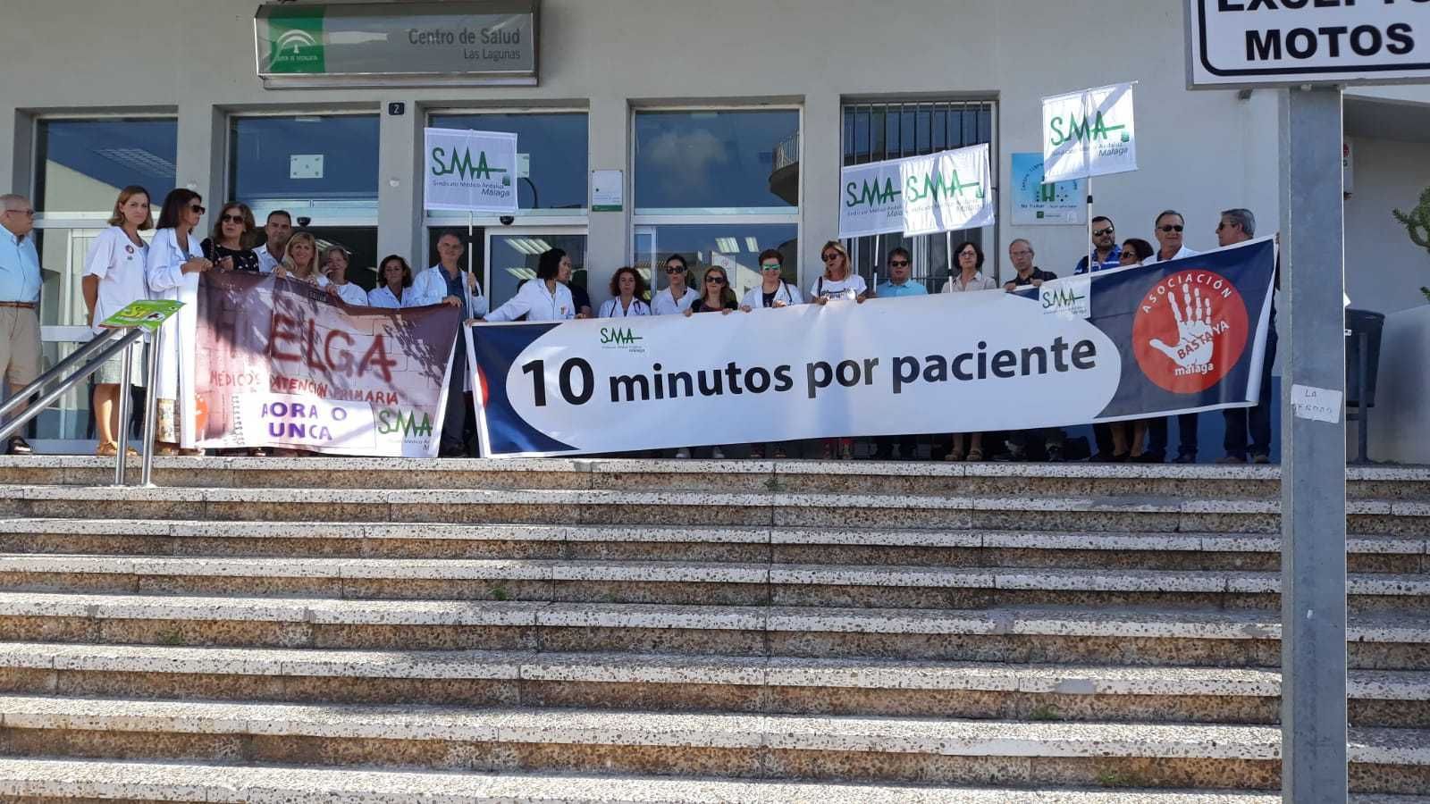 Concentración que tuvo lugar ayer en el centro de salud de Las Lagunas de Mijas.