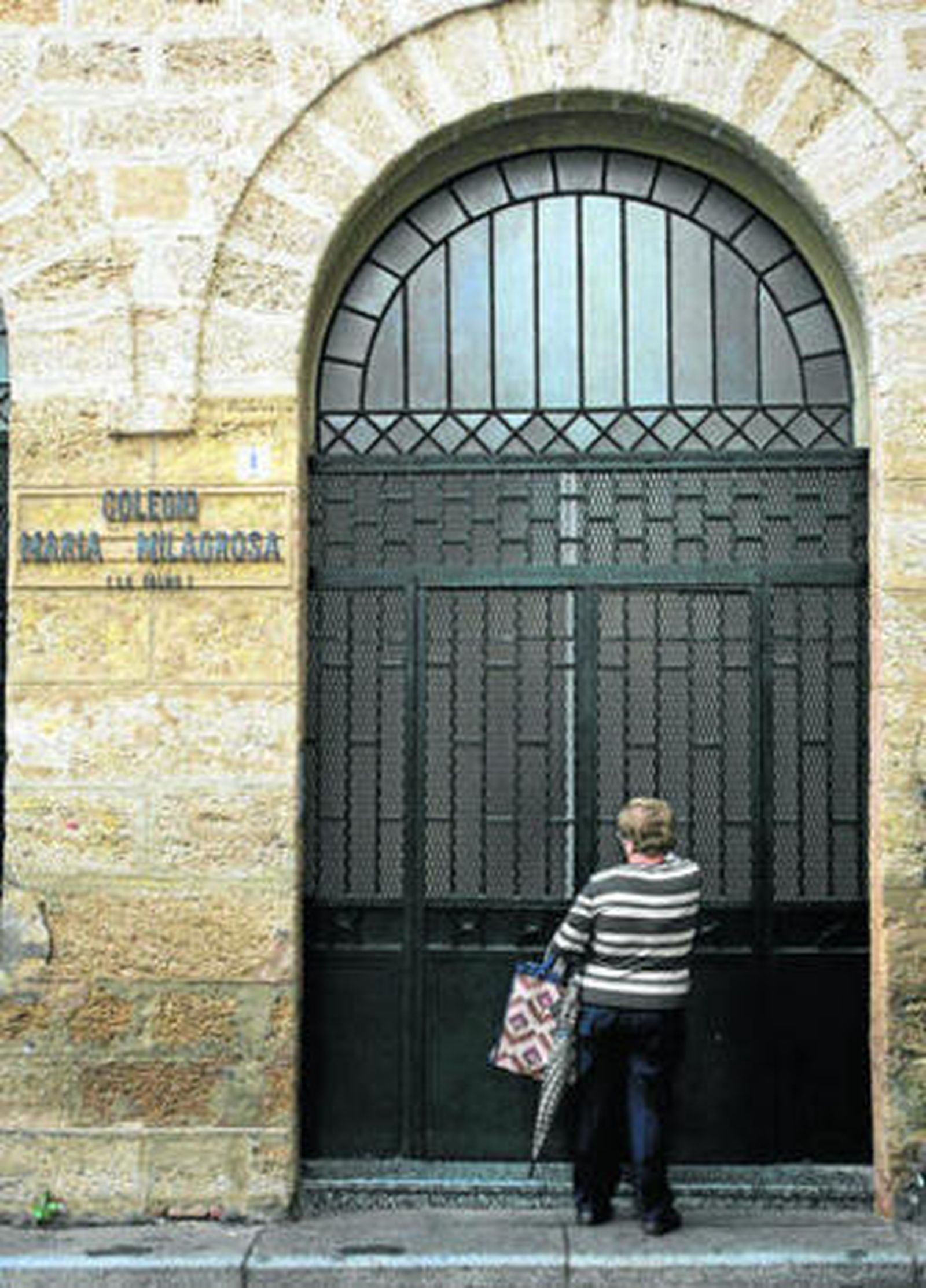 Entrada del centro educativo en la calle La Palma.