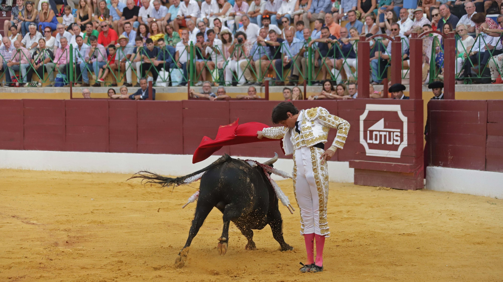 Fotos de la corrida del jueves de la Feria de La Línea: Diego Ventura, José María Manzanares y Roca Rey