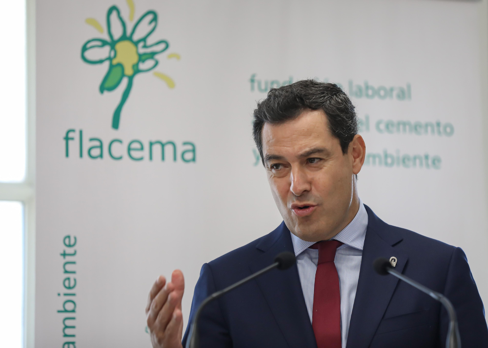 Juanma Moreno, en la firma del VI Acuerdo para la Sostenibilidad de la Industria del Cemento