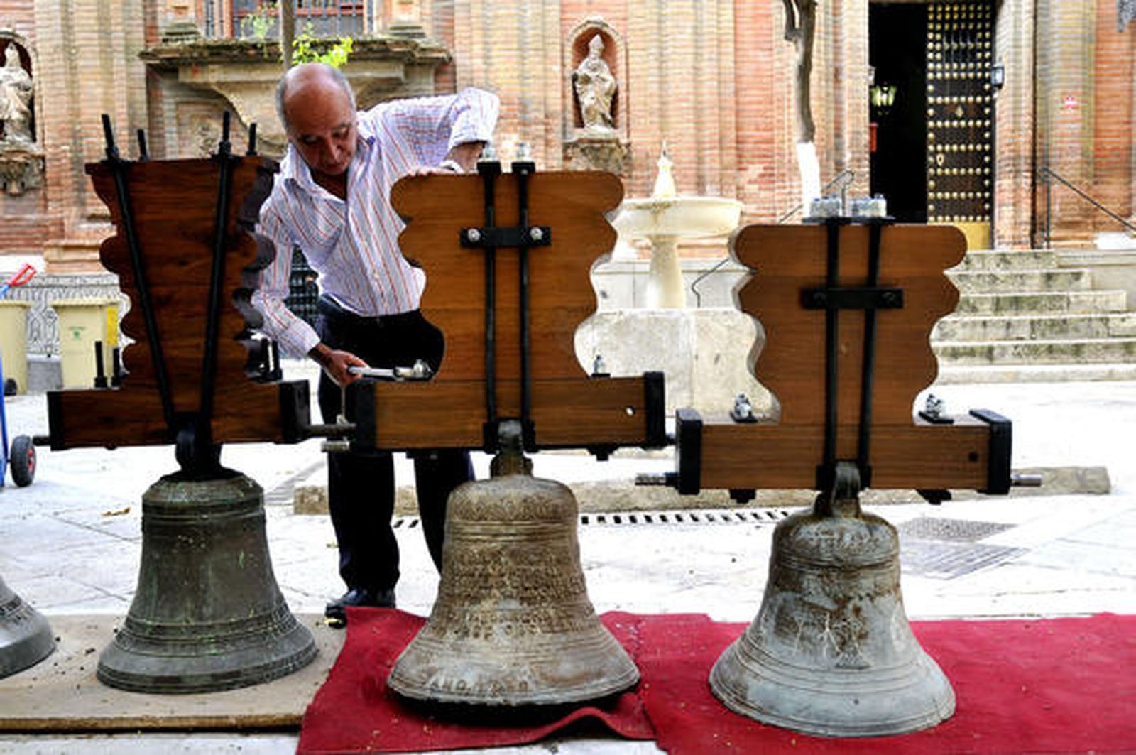 Las cuatro campanas de la espadaña de la basílica vuelven a lucir en todo su esplendor.

Foto: Juan Carlos Vázquez