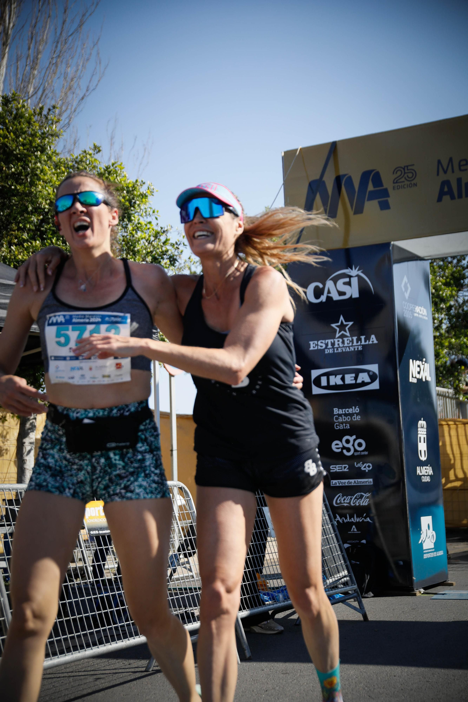 Imágenes de la llegada de la Media maratón Ciudad de Almería