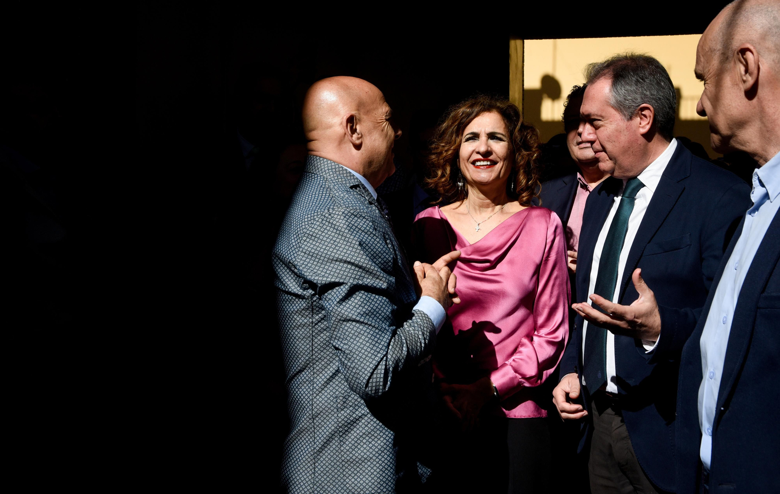 La visita de María Jesús Montero a uno de los talleres de la Asociación Gremial Sevillana de Arte Sacro