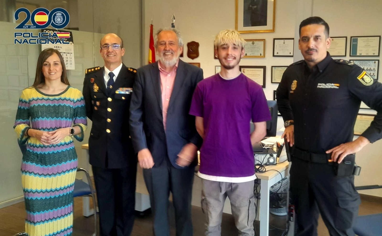 El Comisario de Jerez, Francisco José García Carrasco, junto al agente Adrián Domínguez, reciben a Luis Bononato, director de Proyecto Hombre en la provincia, Eloisa Morales, directora de Proyecto Joven en Jerez y Raúl, un joven que ha superado su adicción.