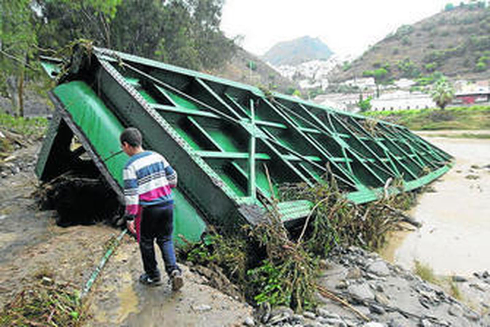 Un puente afectado por el desbordamiento del río en Álora en 2012.