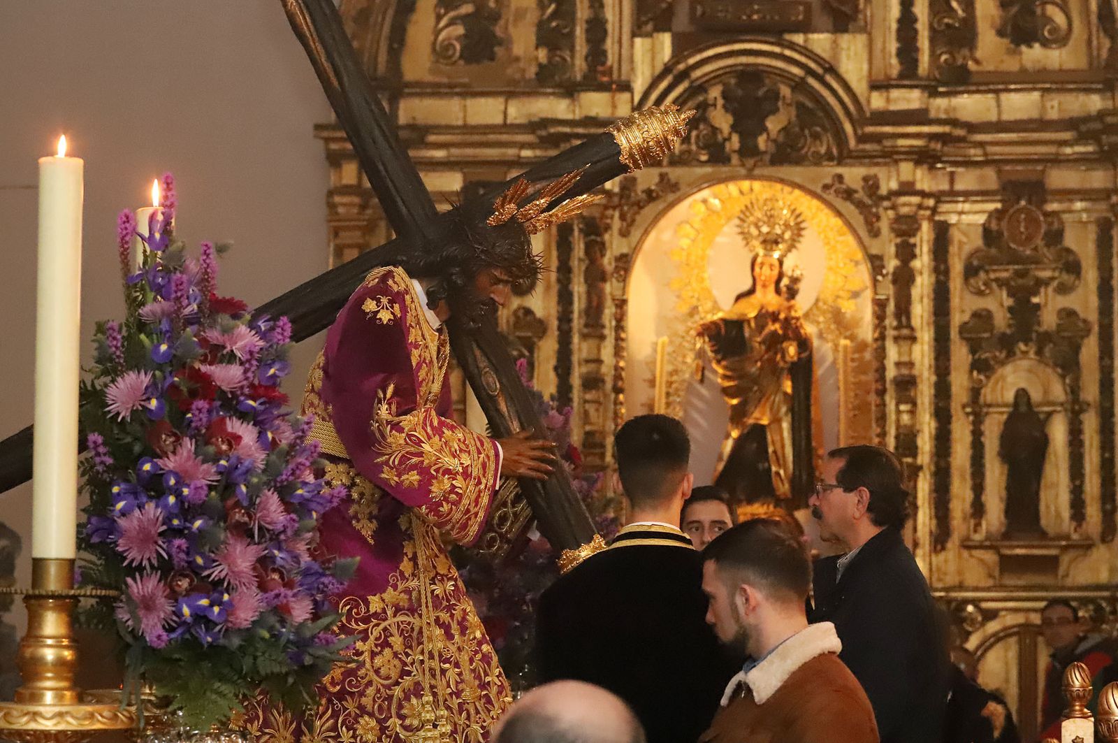 Imágenes de la bendición la la nueva túnica del Señor de Pasión y posterior besamanos