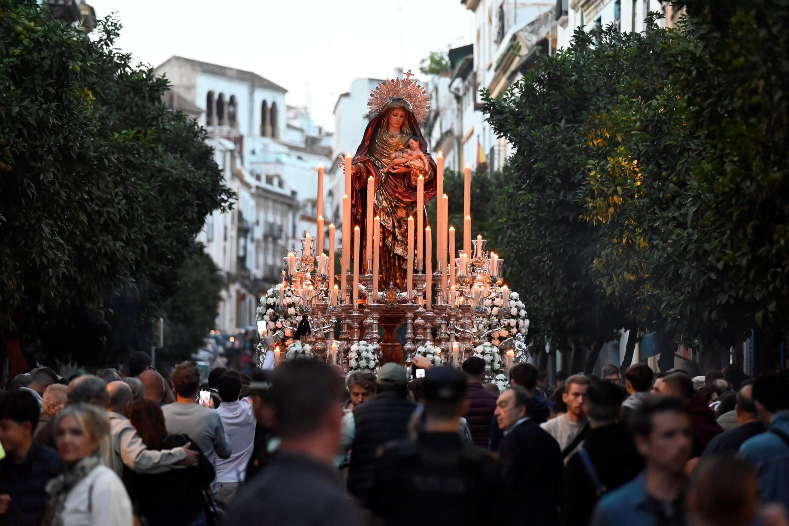 La procesión de la Virgen del Amparo de Córdoba, en imágenes