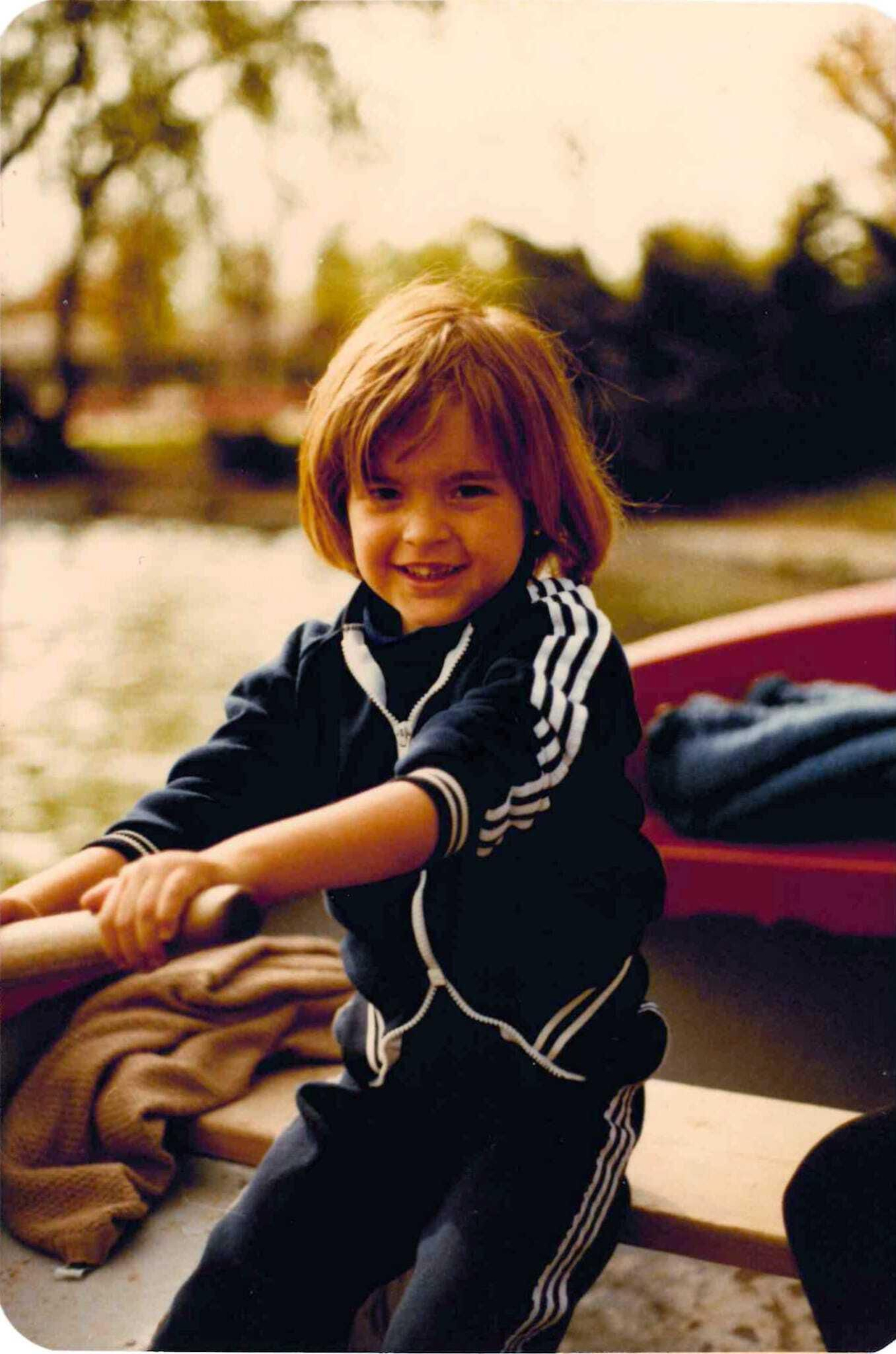 Patricia Cavada, en Madrid, de pequeña y en una barca.