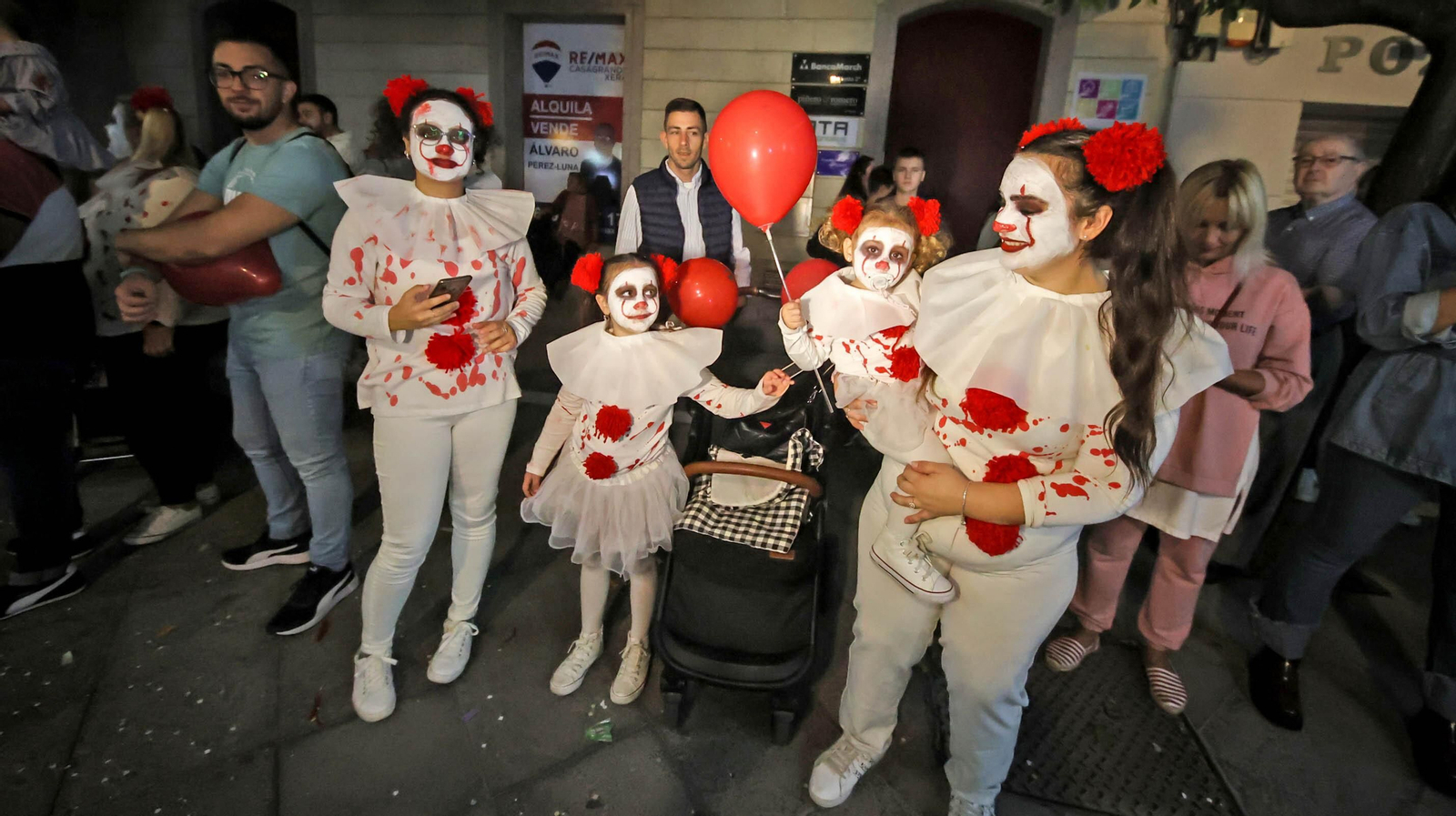 El desfile de Halloween llena las calles de Jerez