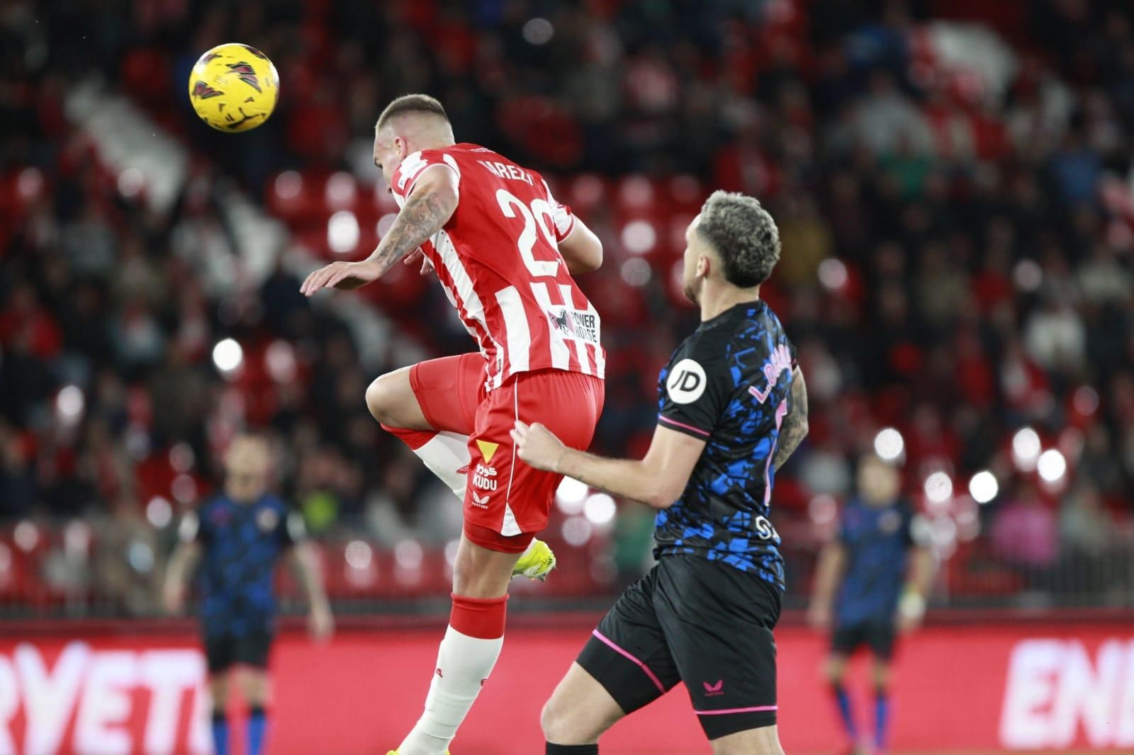 Marezi cabecea el balón con el que consiguió ver puerta el pasado curso para que los rojiblancos lograran rescatar un punto.