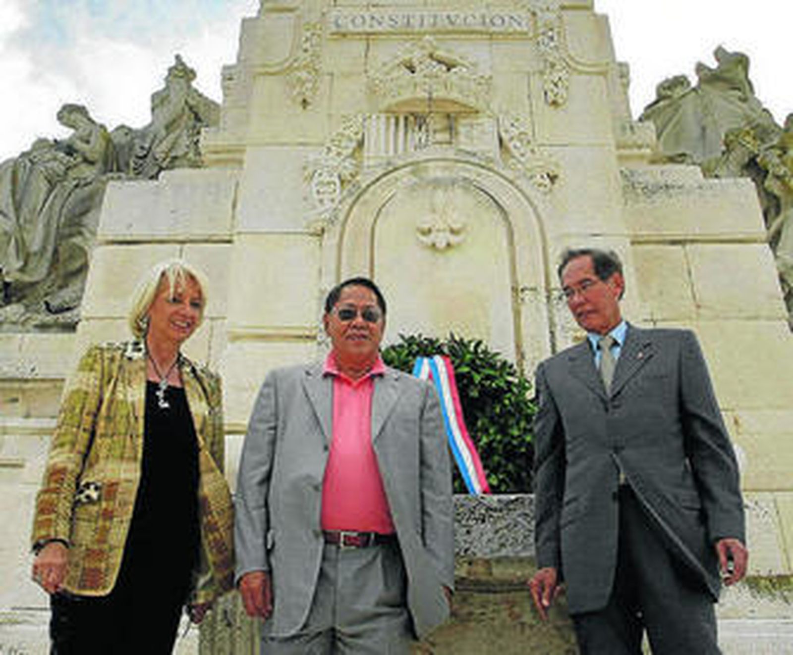 El senador, entre la alcaldesa y el embajador de Filipinas.