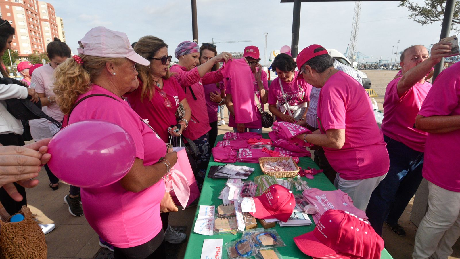 Las fotos de la Marcha contra el cáncer de mama en Algeciras