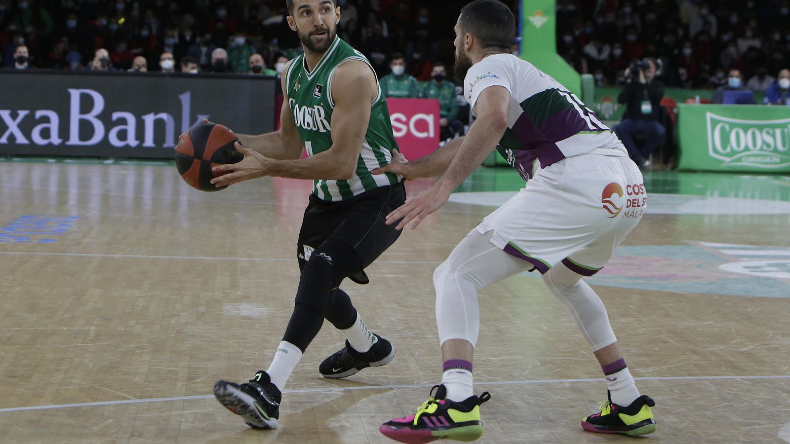 El debutante Cvetkovic busca compañeros para dar un pase.