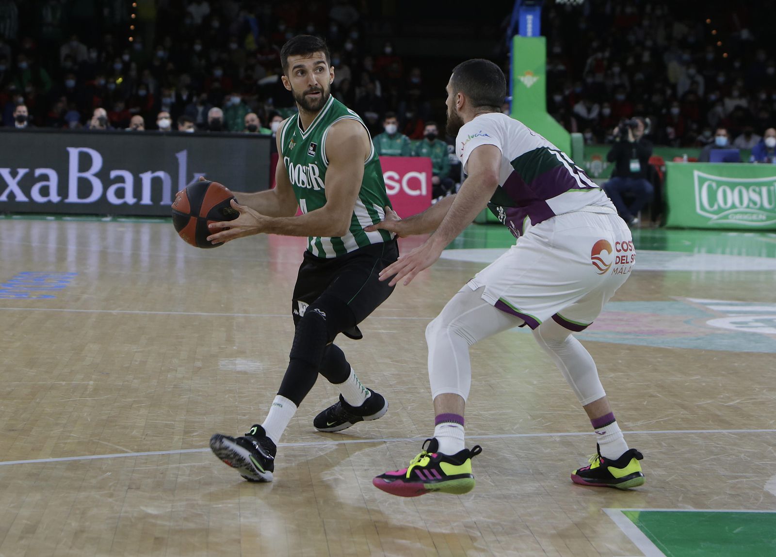 El debutante Cvetkovic busca compañeros para dar un pase.