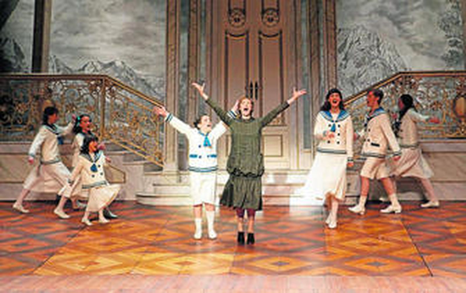 María y los siete hijos del capitán Von Trapp, en una escena del musical.