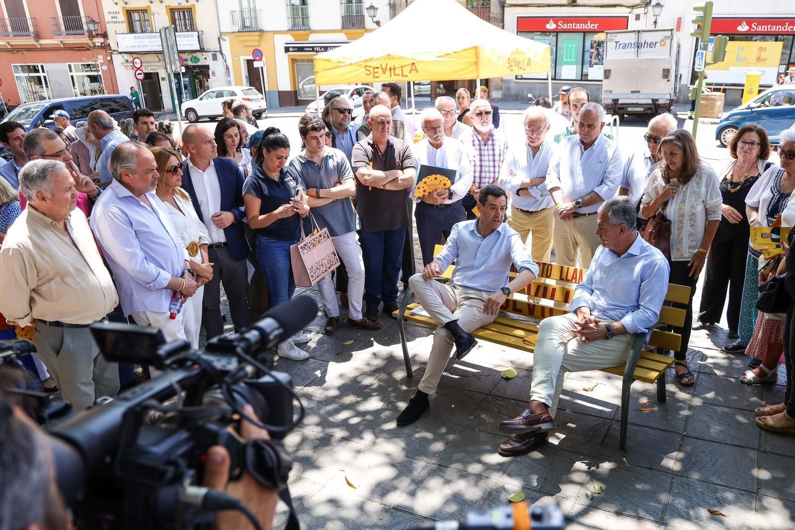 Juan Manuel Moreno Bonilla y José Luis Sanz en Triana