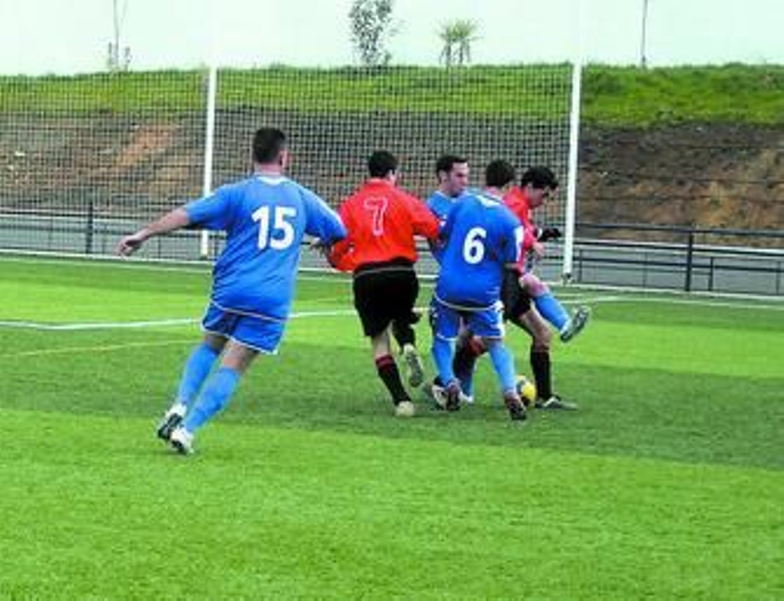 Los jugadores del Medina Arsena pelearán por todos los balones en la confrontación ante el Cerreño.
