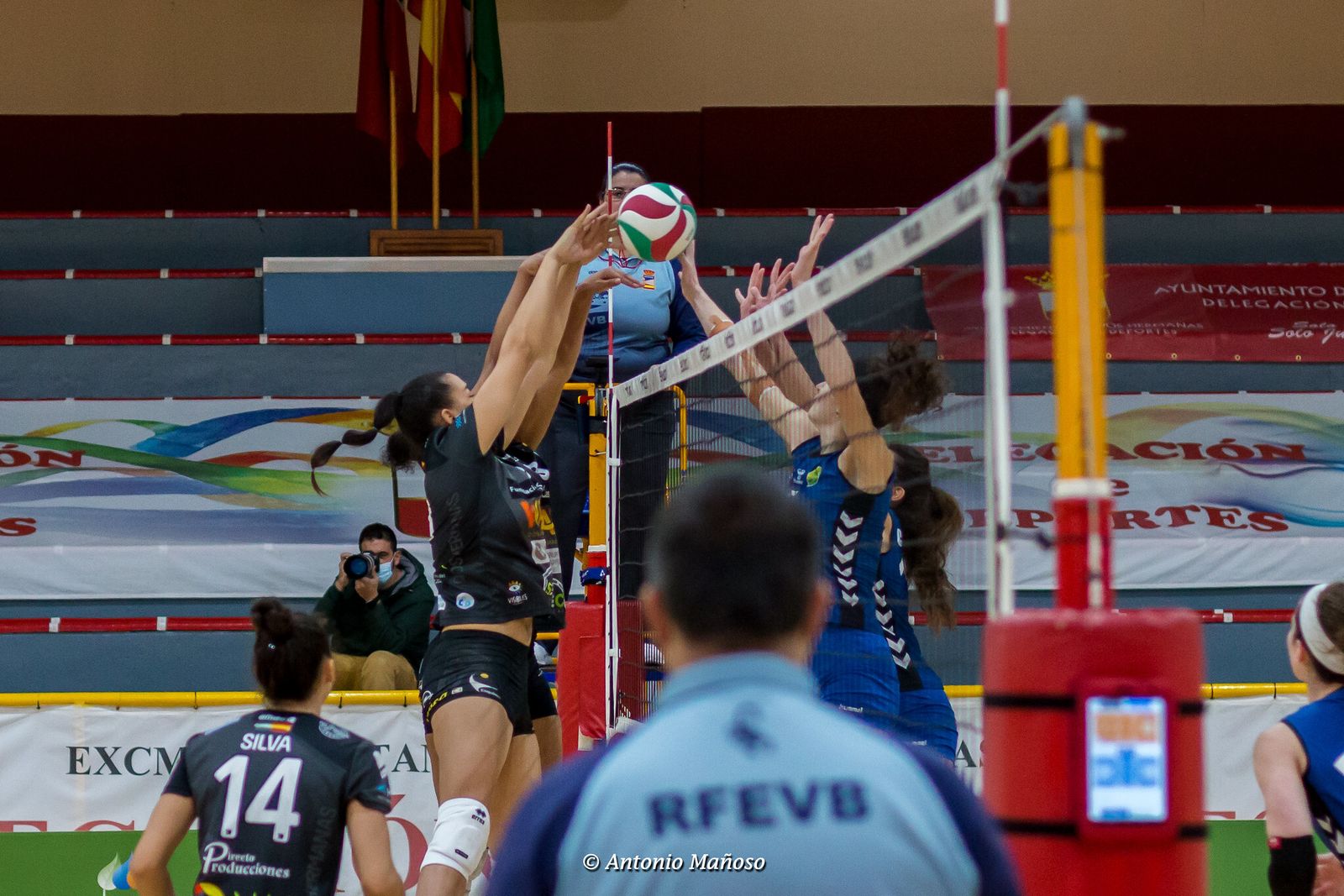 Las jugadoras del Cajasol Voley tratan de hacer un bloqueo.