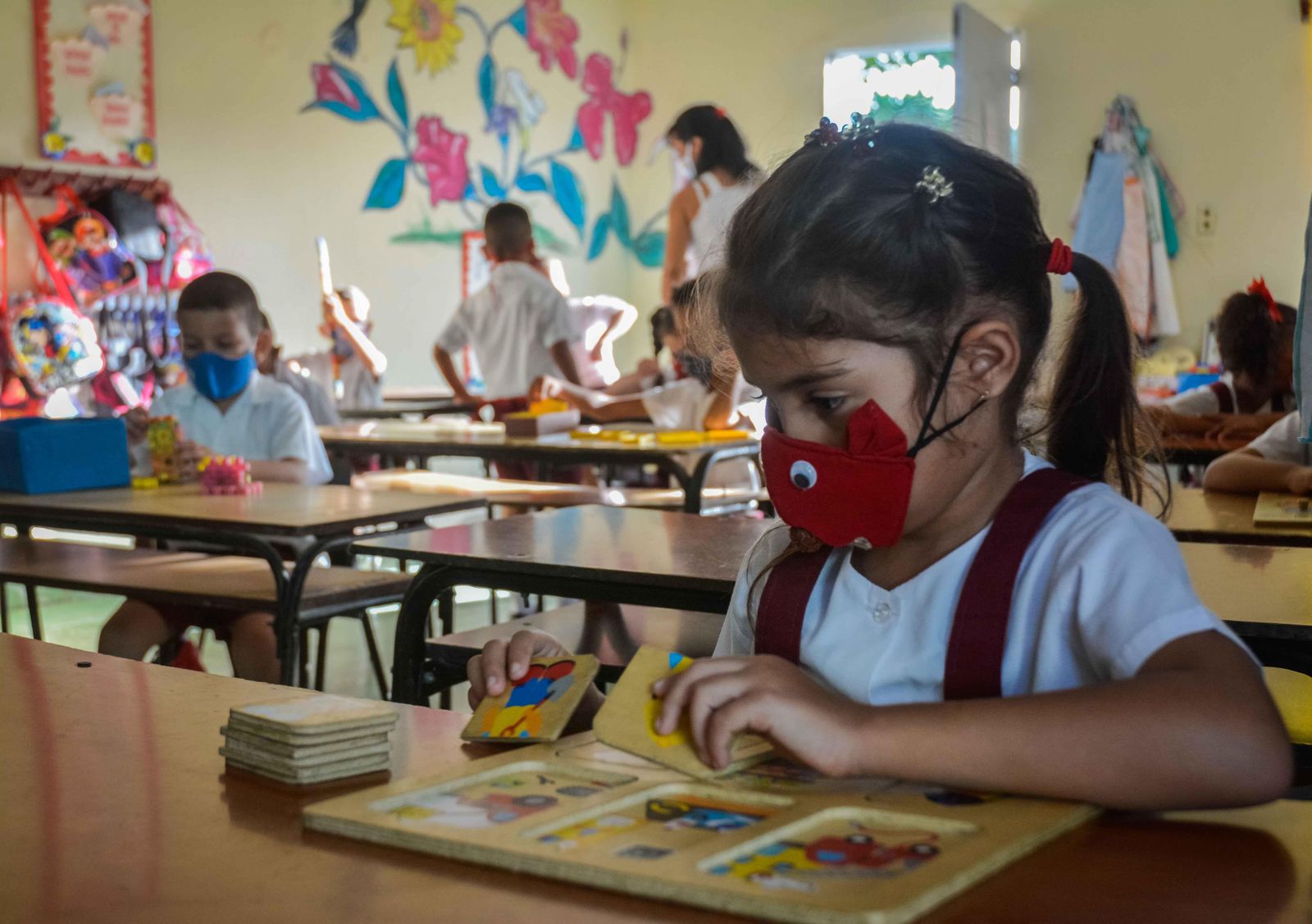 Alumnos con mascarillas en una clase de Primaria.