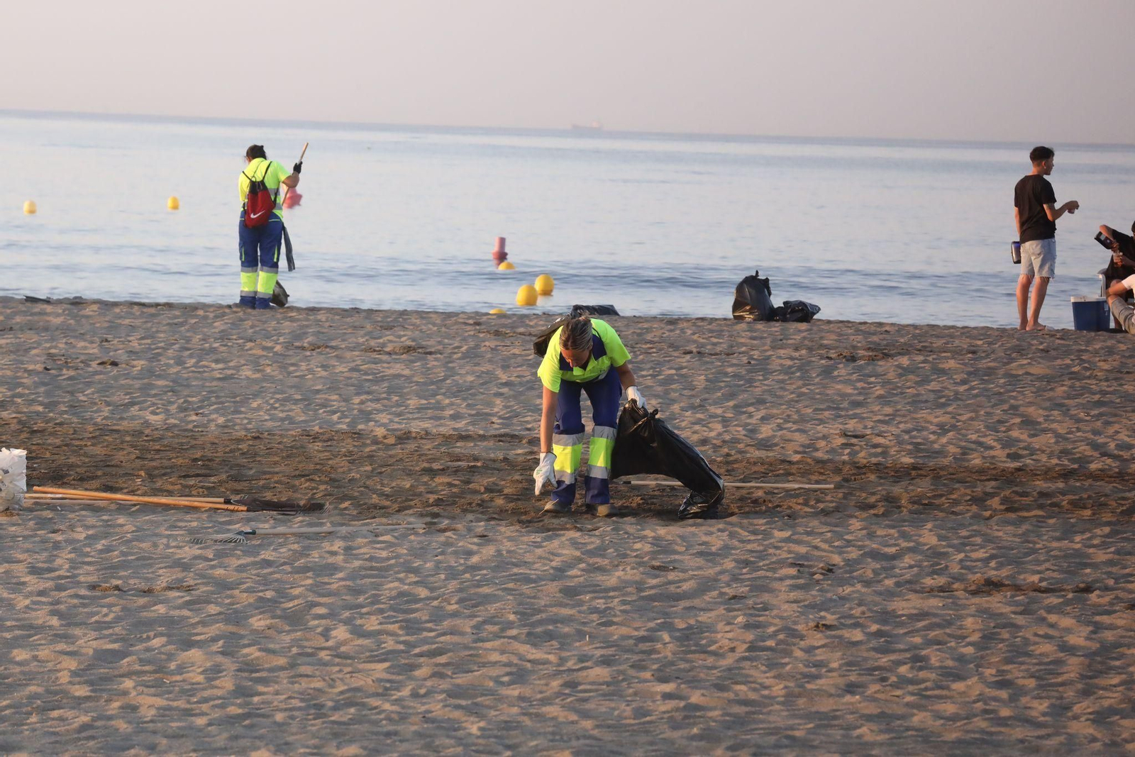 La 'resaca' de la Noche de San Juan en la playa de Huelin en Málaga La 'resaca' de la Noche de San Juan en la playa de Huelin en Málaga