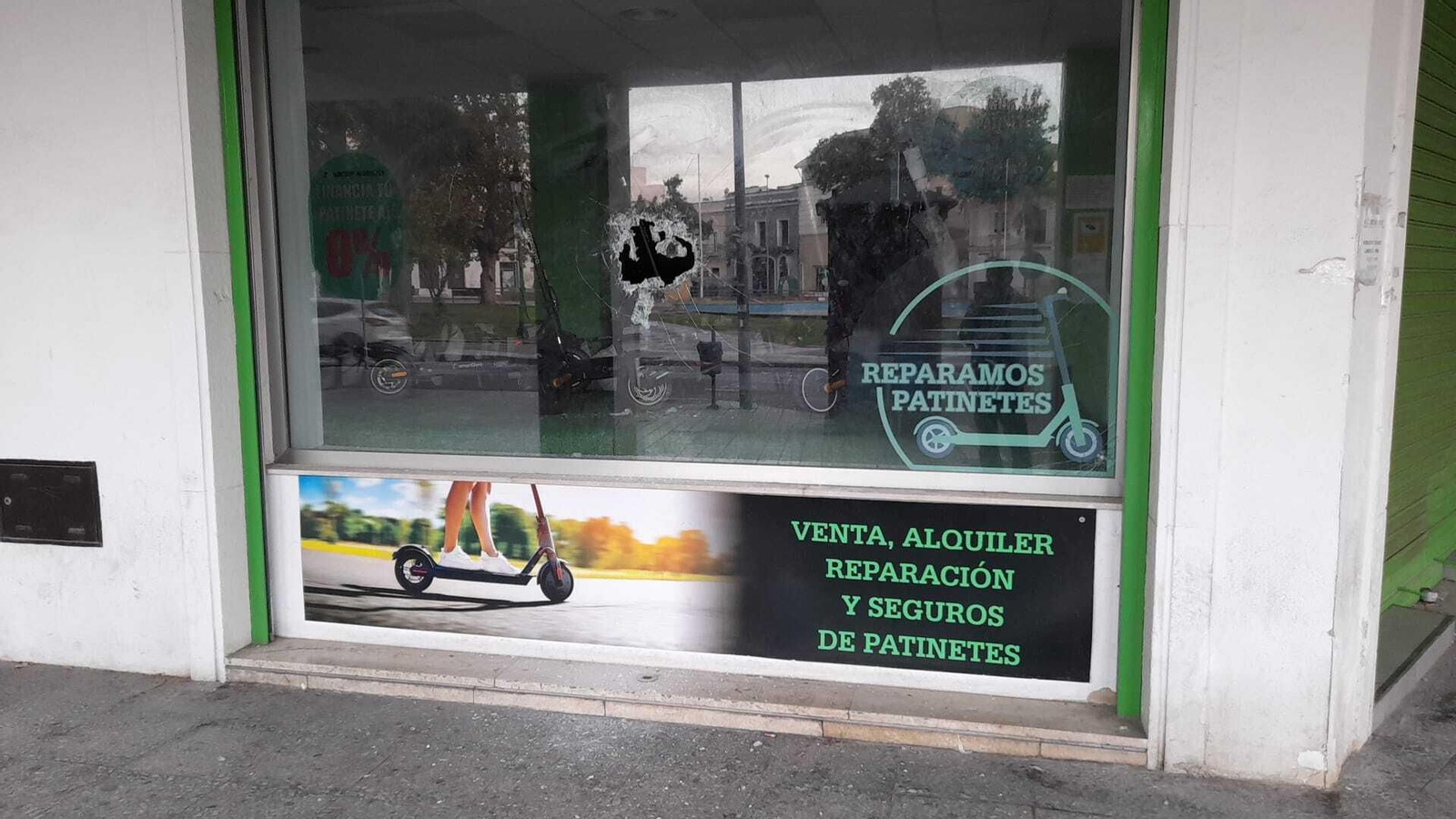Imagen del escaparate tras el intento de robo en la tienda de la calle Sevilla.