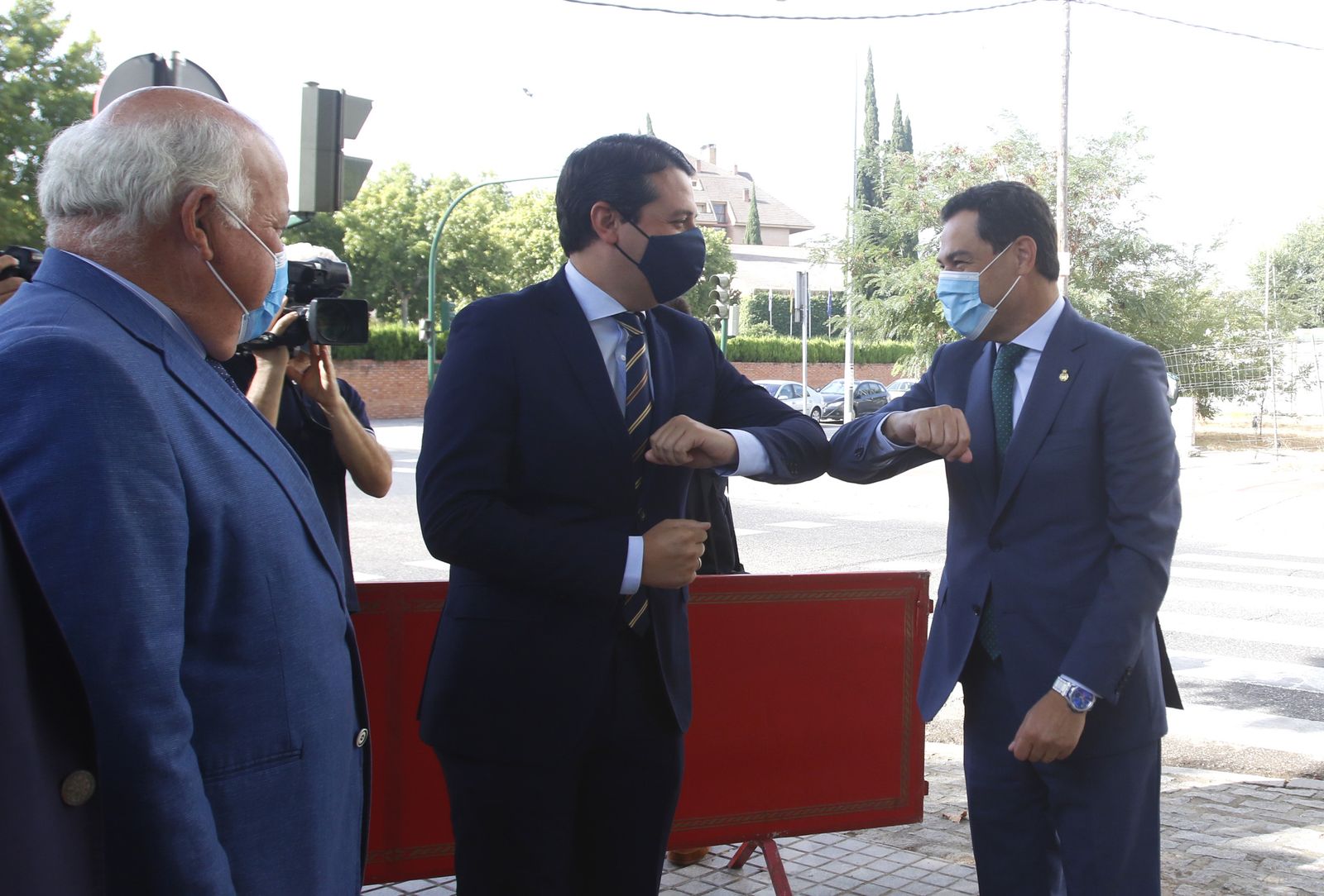 La escultura en honor a los sanitarios en Córdoba, en fotos