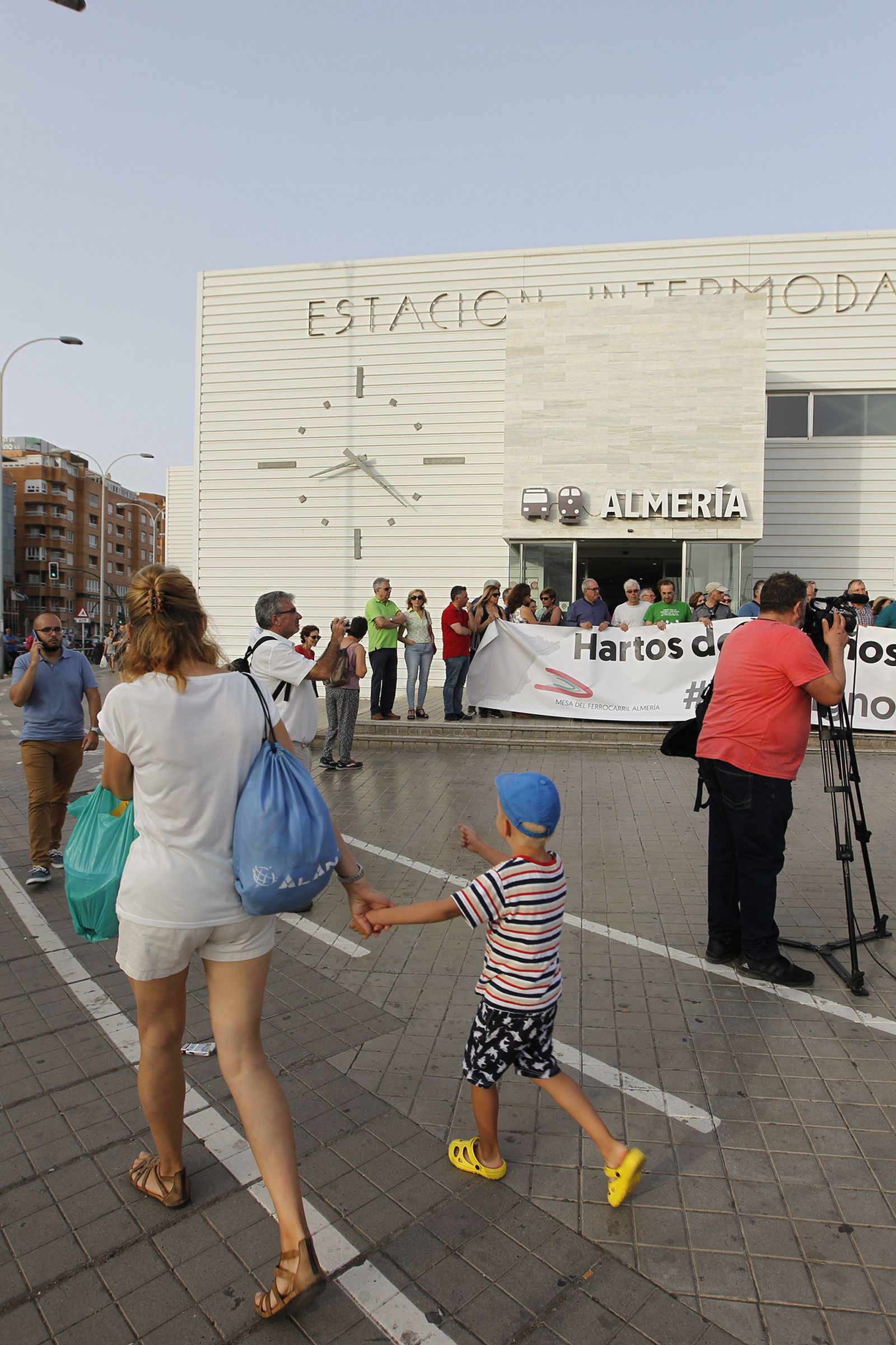 Fotogalería manifestación Mesa del Ferrocarril de Almería