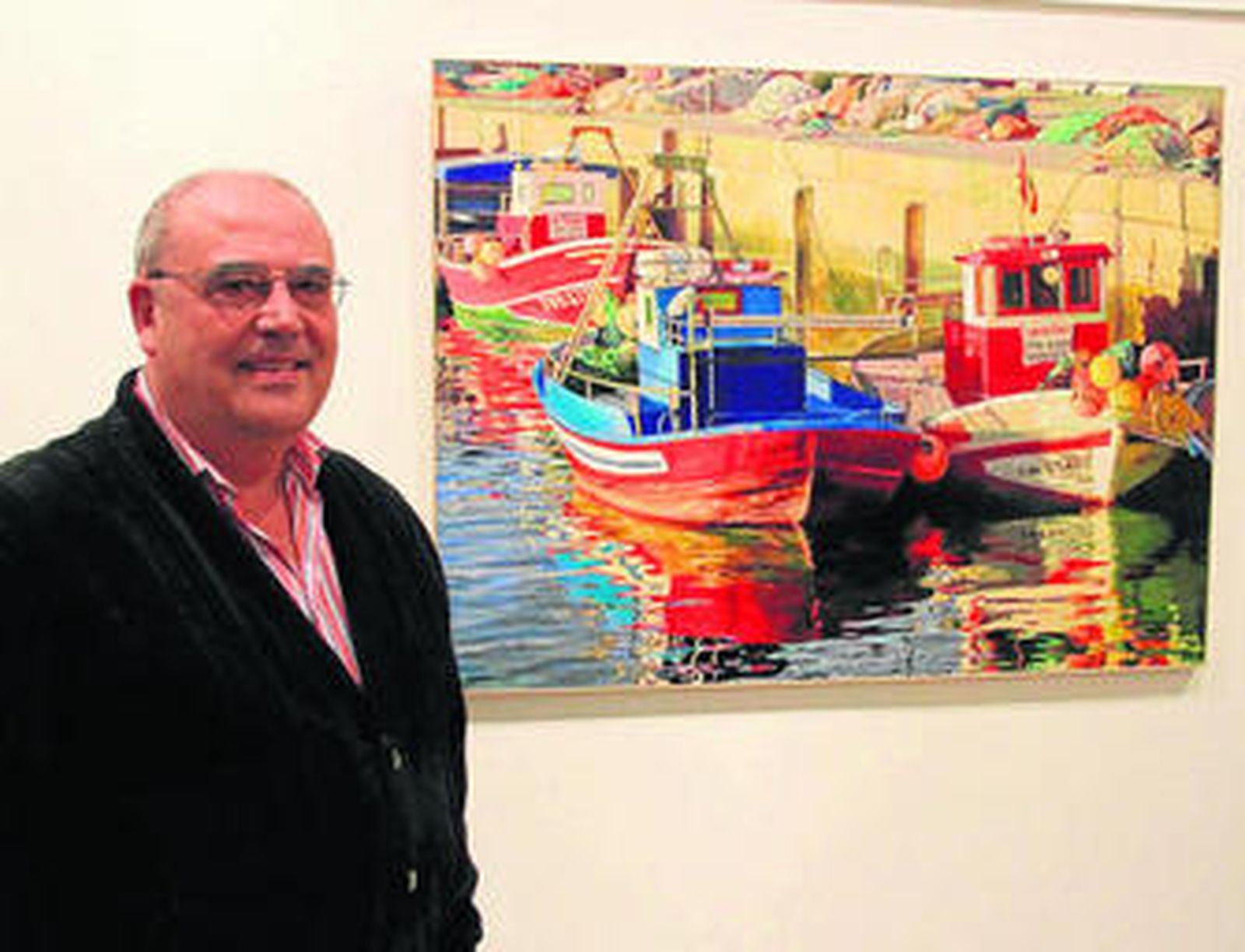 Imagen del pintor Leopoldo González con uno de sus cuadros en la sala Rafael Argelés, ayer.