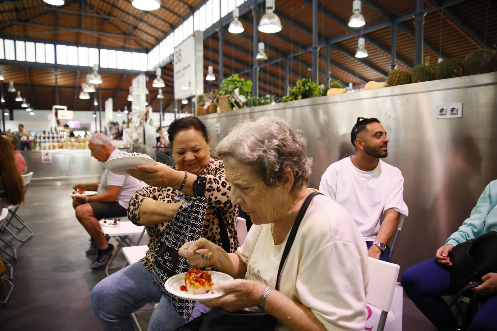 El tomate en el corazón de la cocina: Los martes gastronómicos en el mercado central de Almería, en imágenes