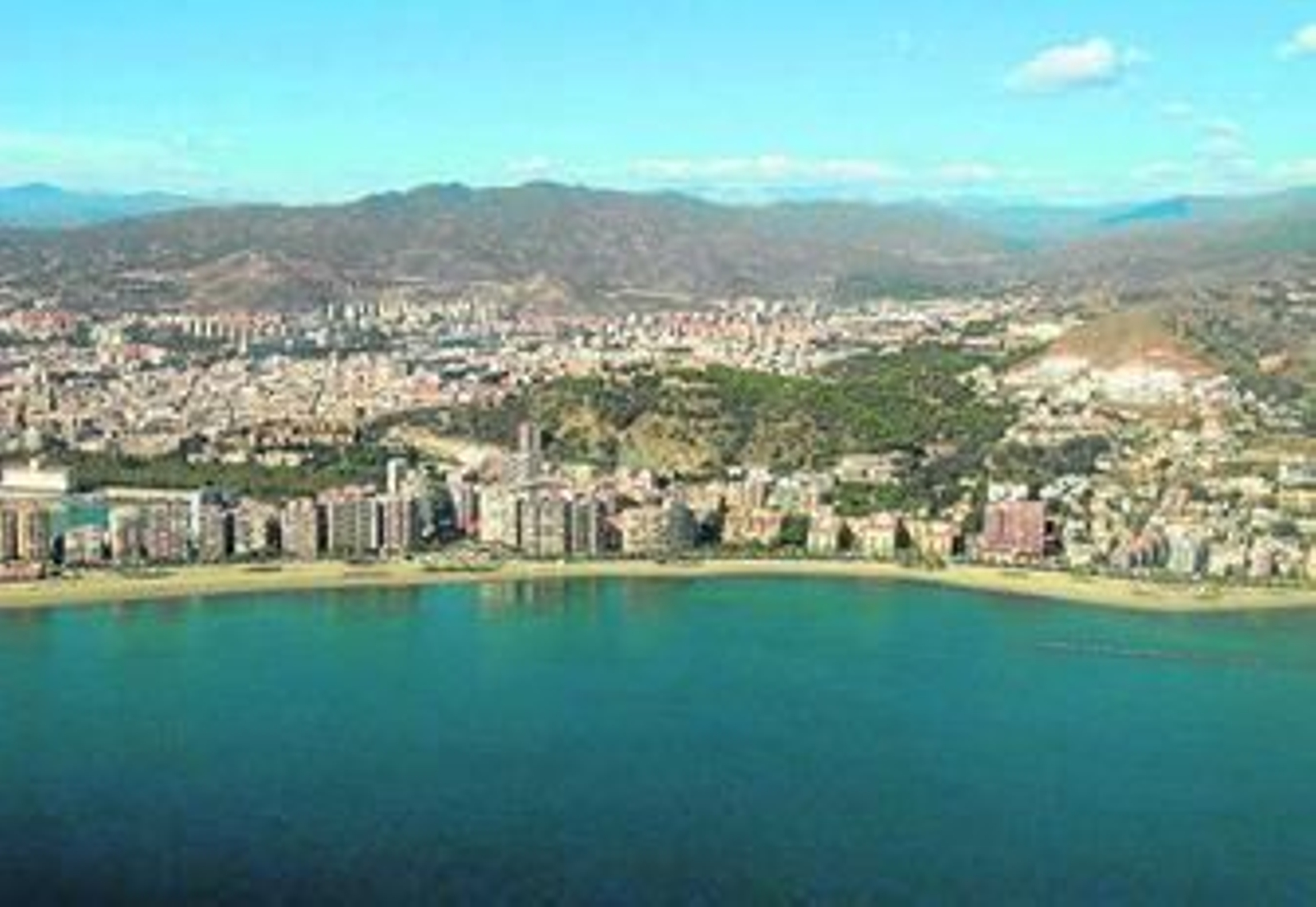 Vista del litoral malagueño, con la primera línea de playa totalmente edificada.