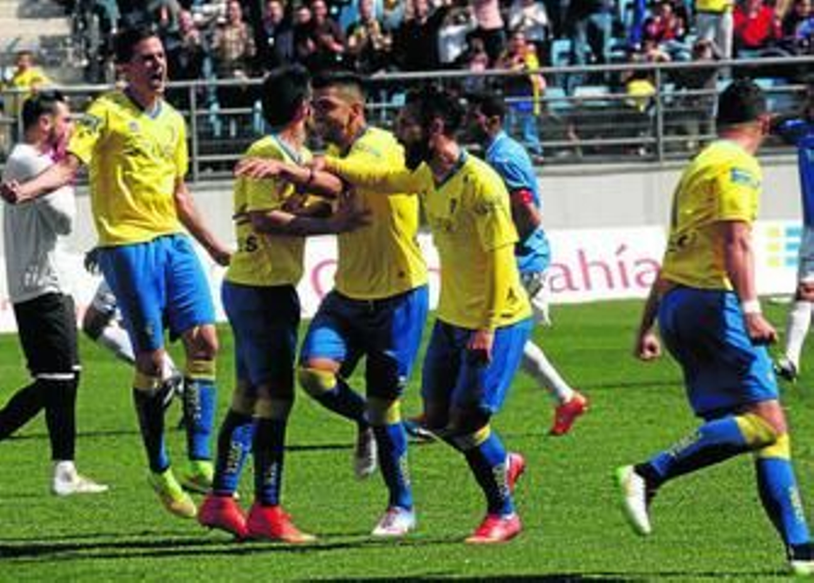Los jugadores del Cádiz celebran el gol marcado por Jona de penalti contra el Melilla.