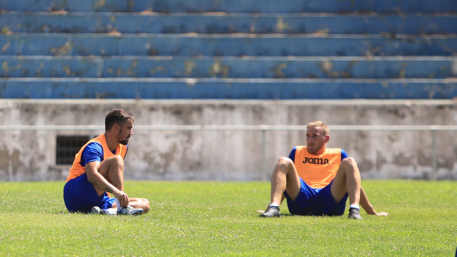 Joe conversa con Carlos Calvo en un entrenamiento en el Pedro S. Garrido.