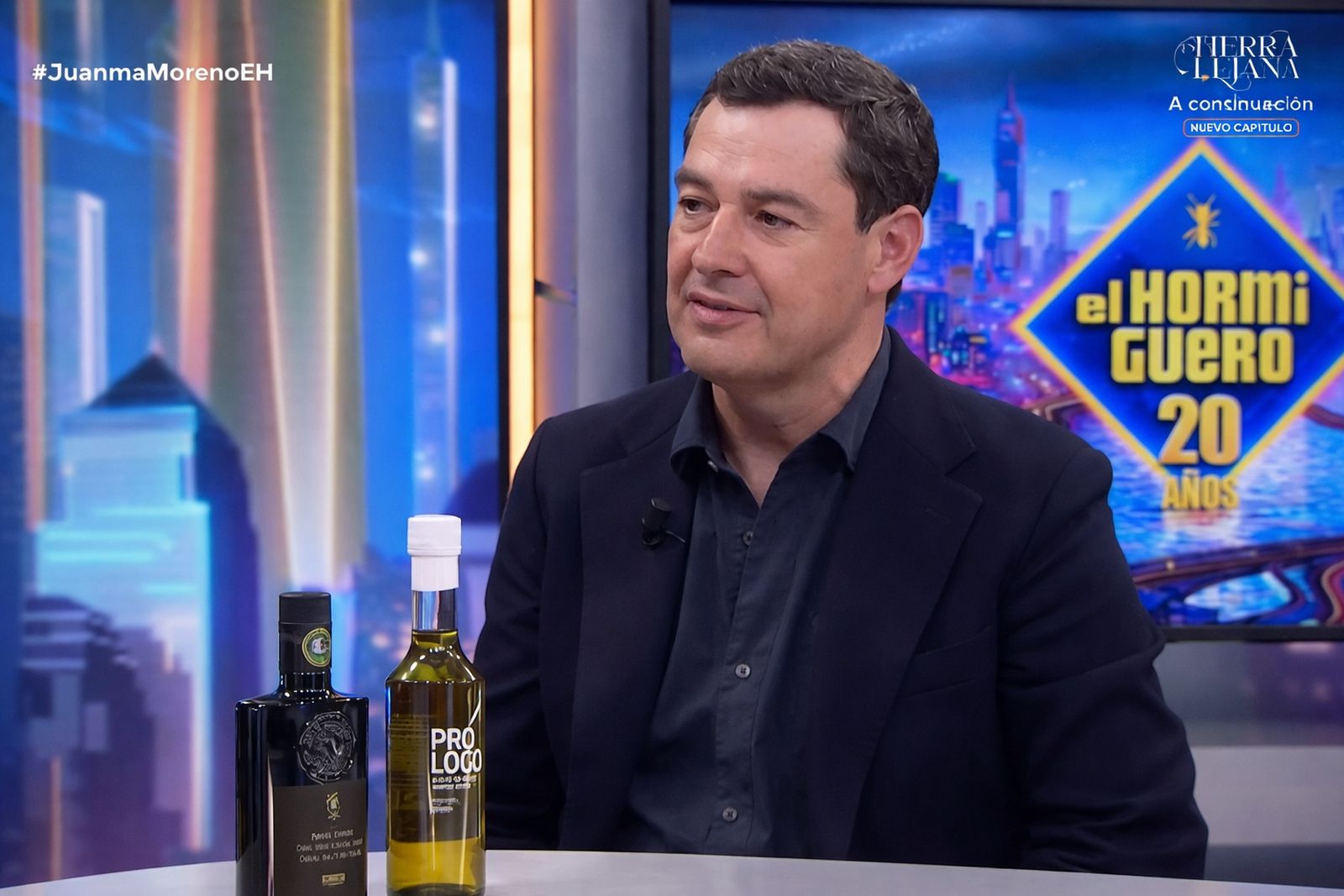 El presidente de la Junta de Andalucía, Juanma Moreno, durante su intervención en El Hormiguero con la botella de Prólogo.