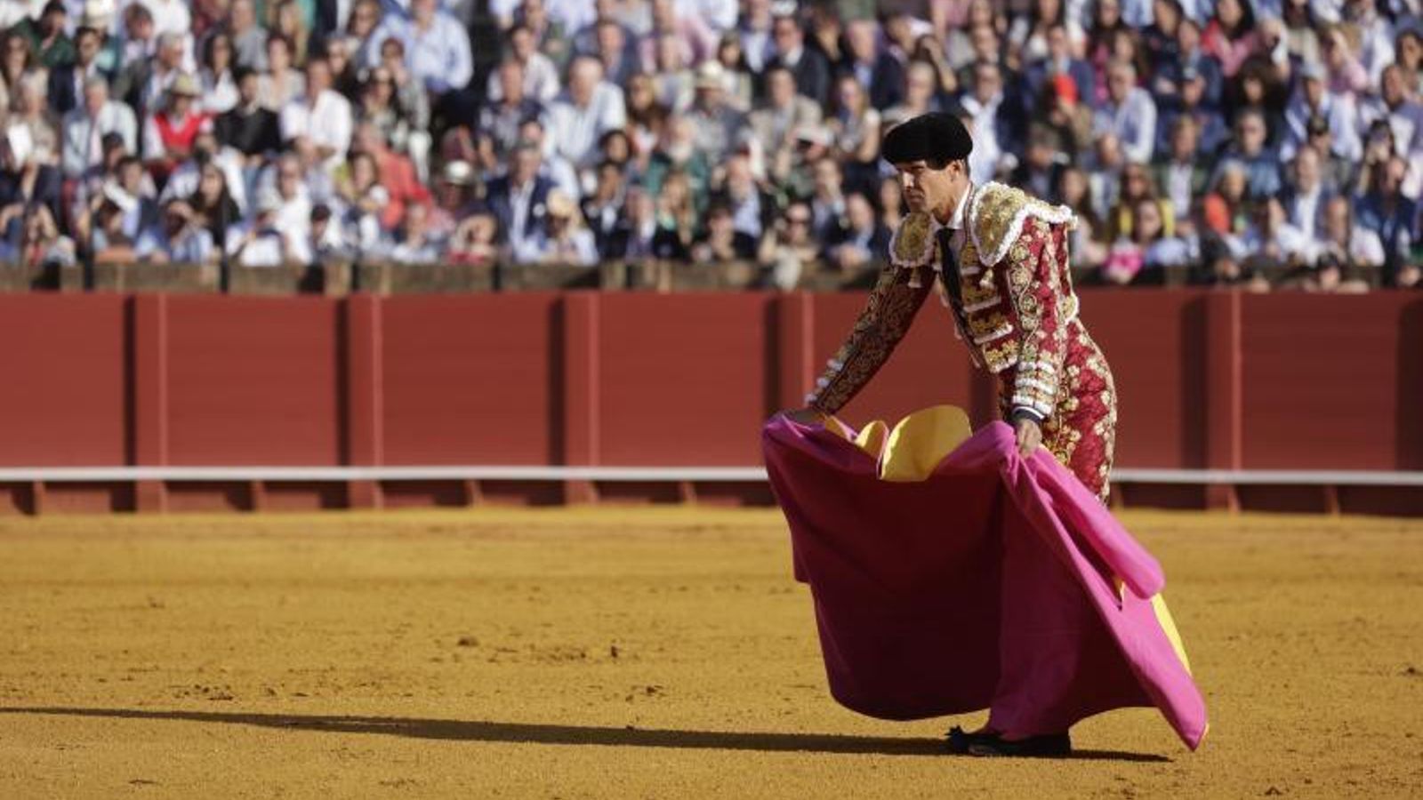 El alicantino lucha con el viento para poder manejar el capote.