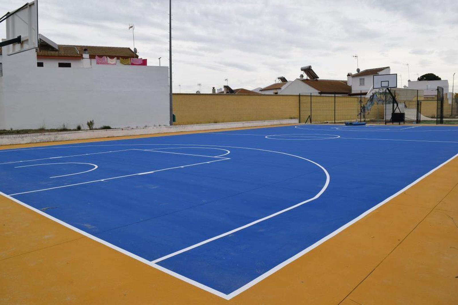 Imagen de la pista de baloncesto de Hinojos tras los trabajos de rehabilitación.