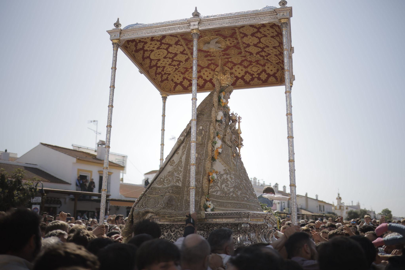 El Rocío 2023: Las emocionantes imágenes de la procesión de la Virgen en la aldea