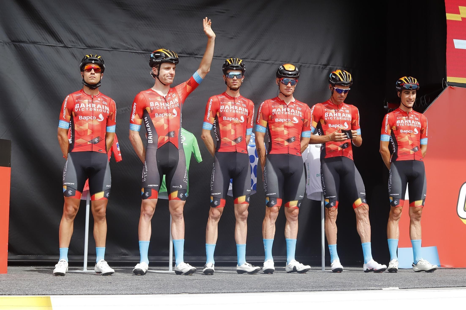 Imágenes de la Vuelta Ciclista a España en su salida desde Aracena en la 17ª etapa