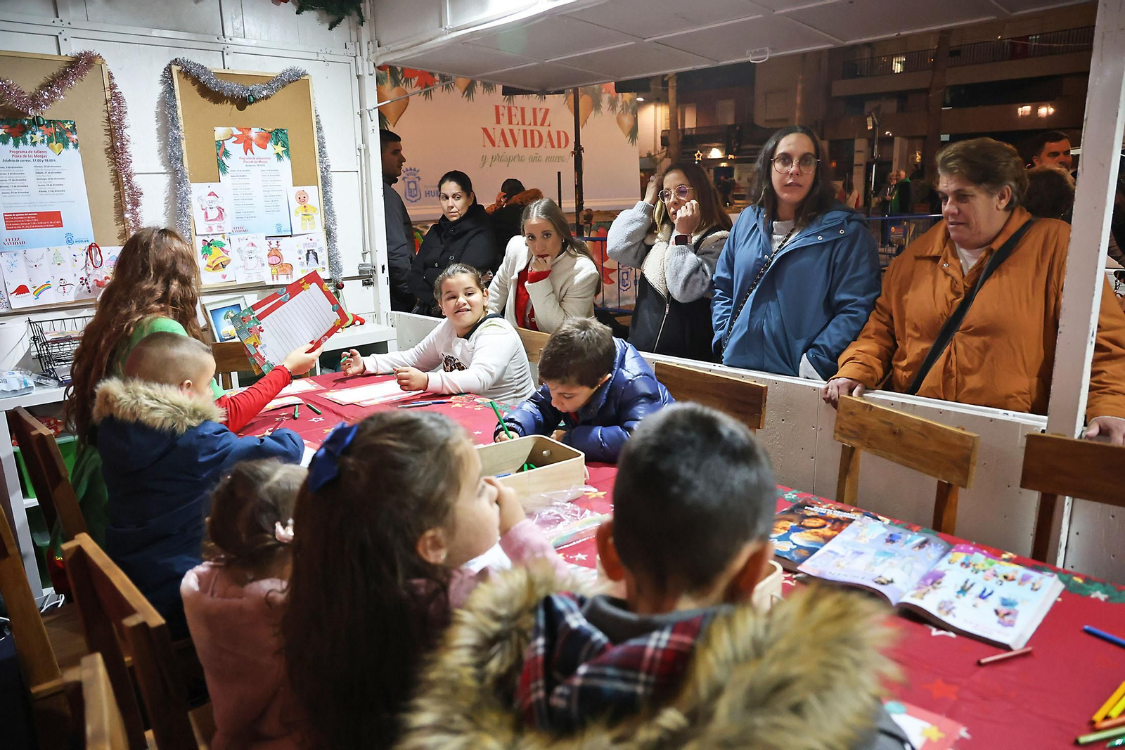 imagenes de los elfos y niños en la estafeta de correos de Huelva
