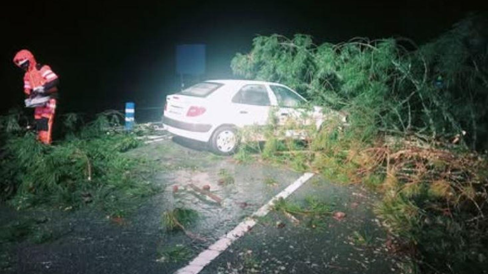 Una de las actuaciones de los bomberos durante la noche.