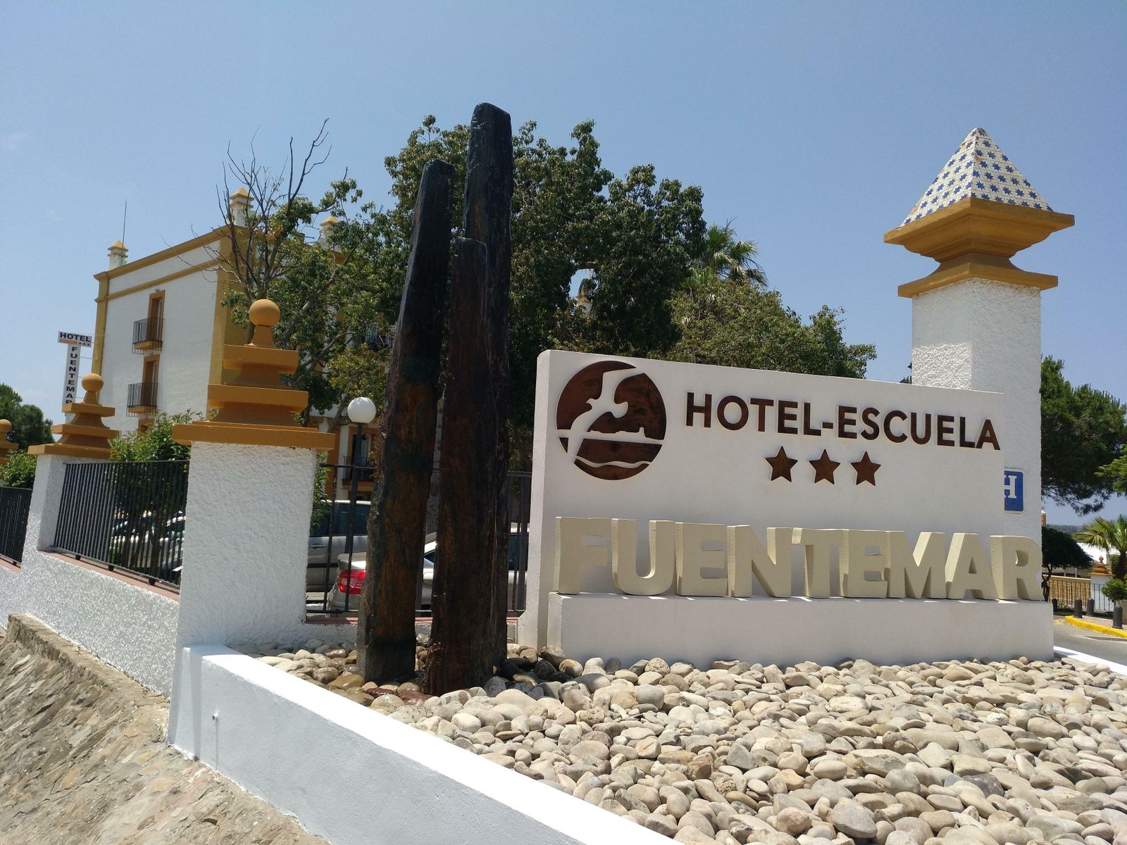 El hotel Fuentemar volverá a ser el lugar donde se repartan los menús de comida a las familias necesitadas.