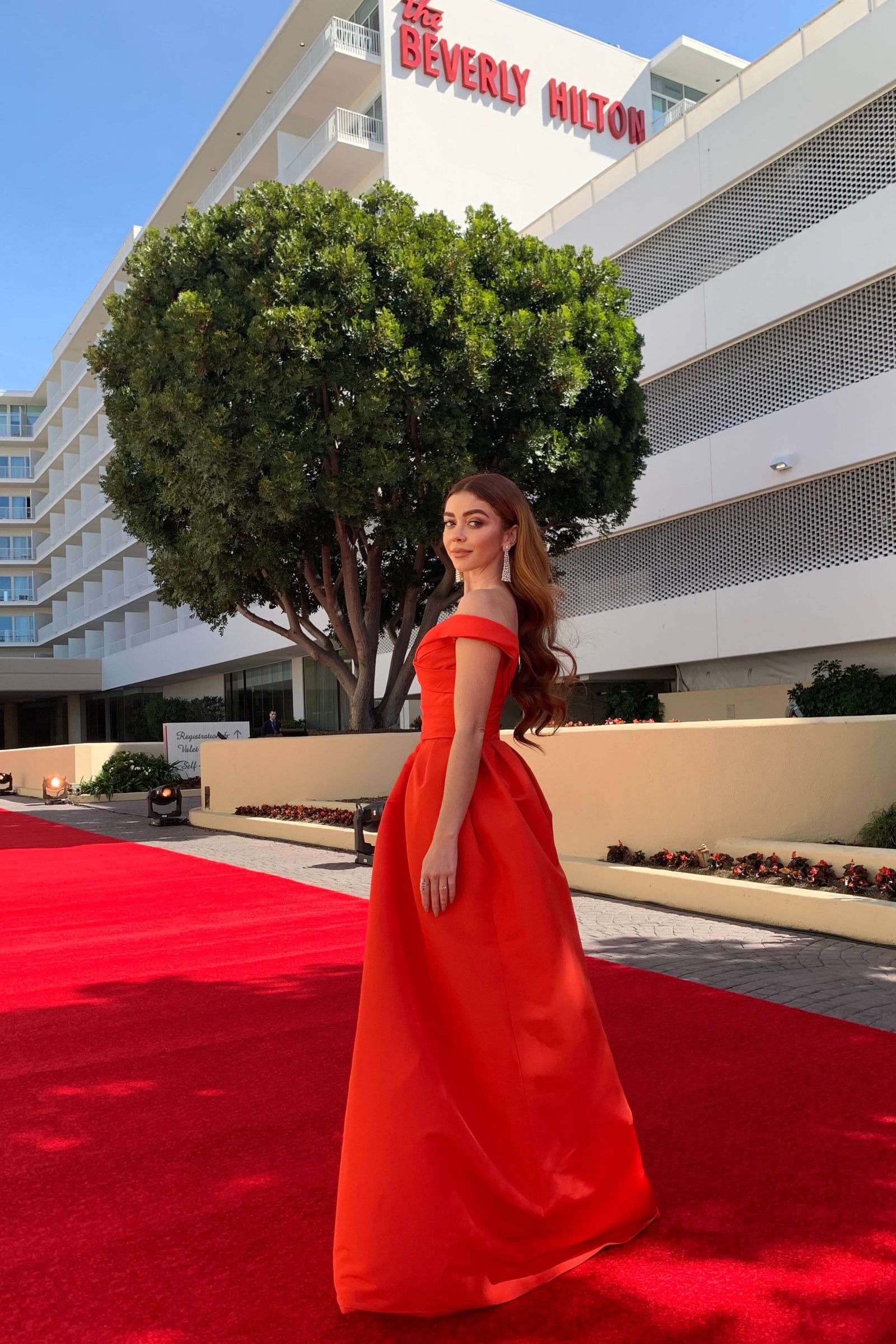 Sarah Hyland, de rojo.