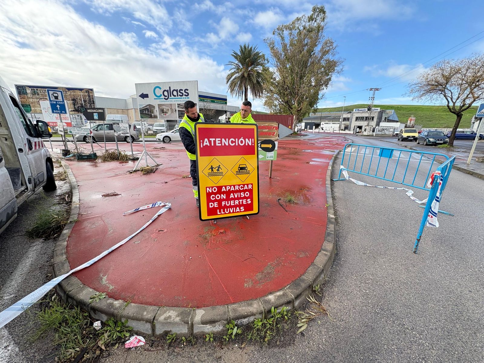 Dos operarios instalan una de las señales en el Polígono Industrial de El Portal