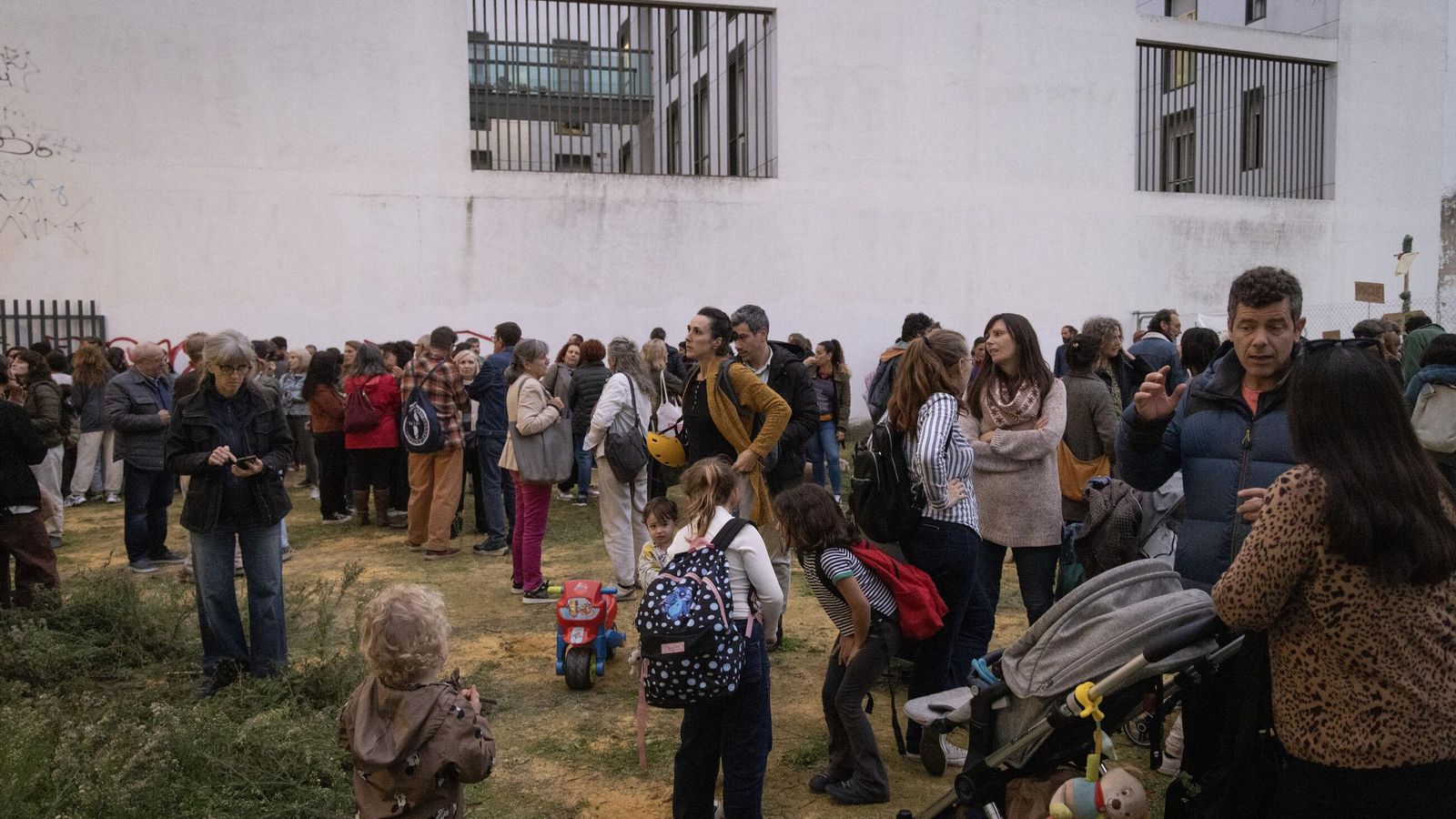 Padres e hijos durante la concentración en el solar que mira a las calles Arrayán y Divina Pastora. Padres e hijos durante la concentración en el solar que mira a las calles Arrayán y Divina Pastora.
