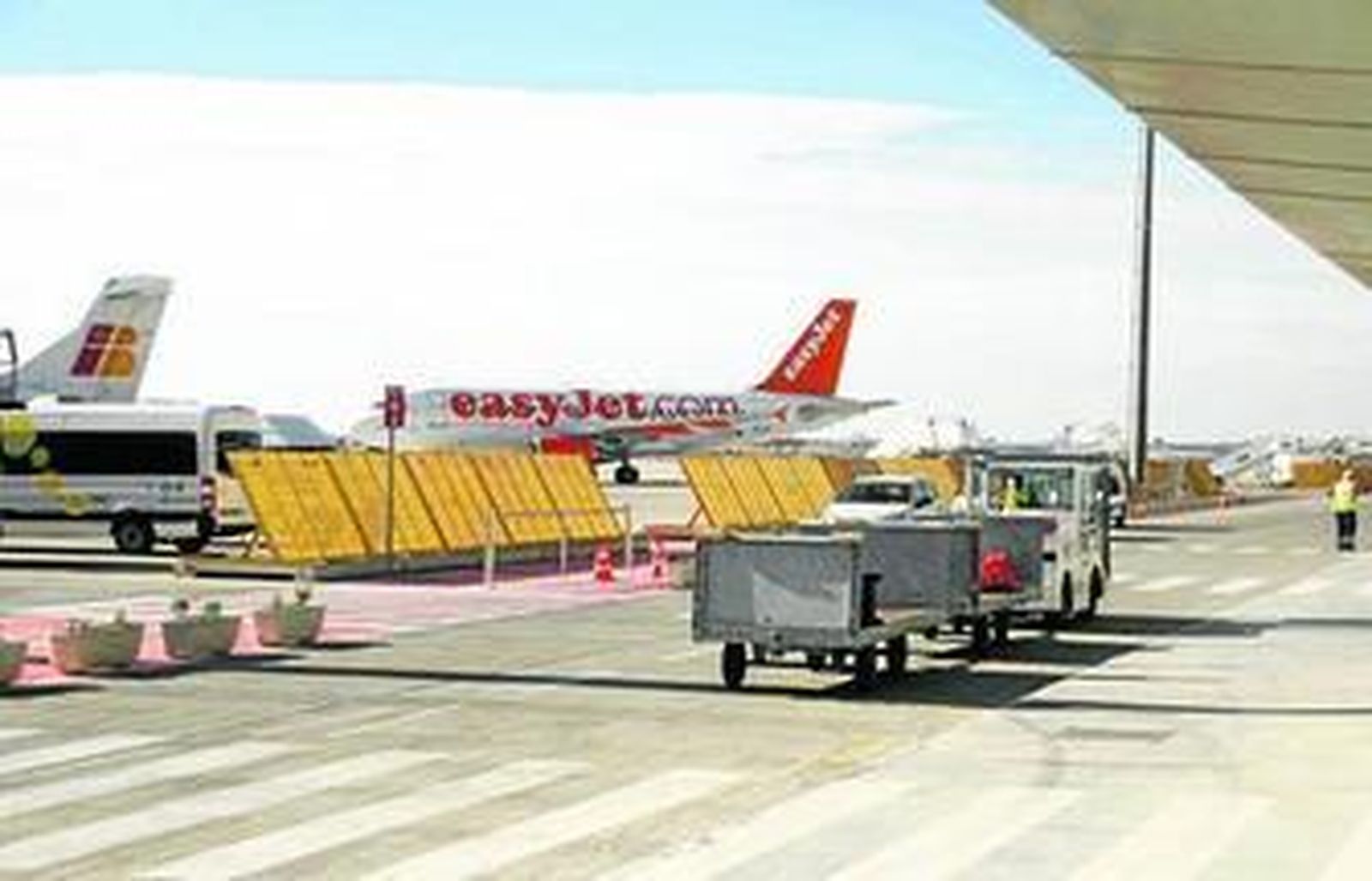 El aeropuerto de Almería posee unas instalaciones preparadas para el envío de frutas y hortalizas a precios competitivos, según sus estimaciones.