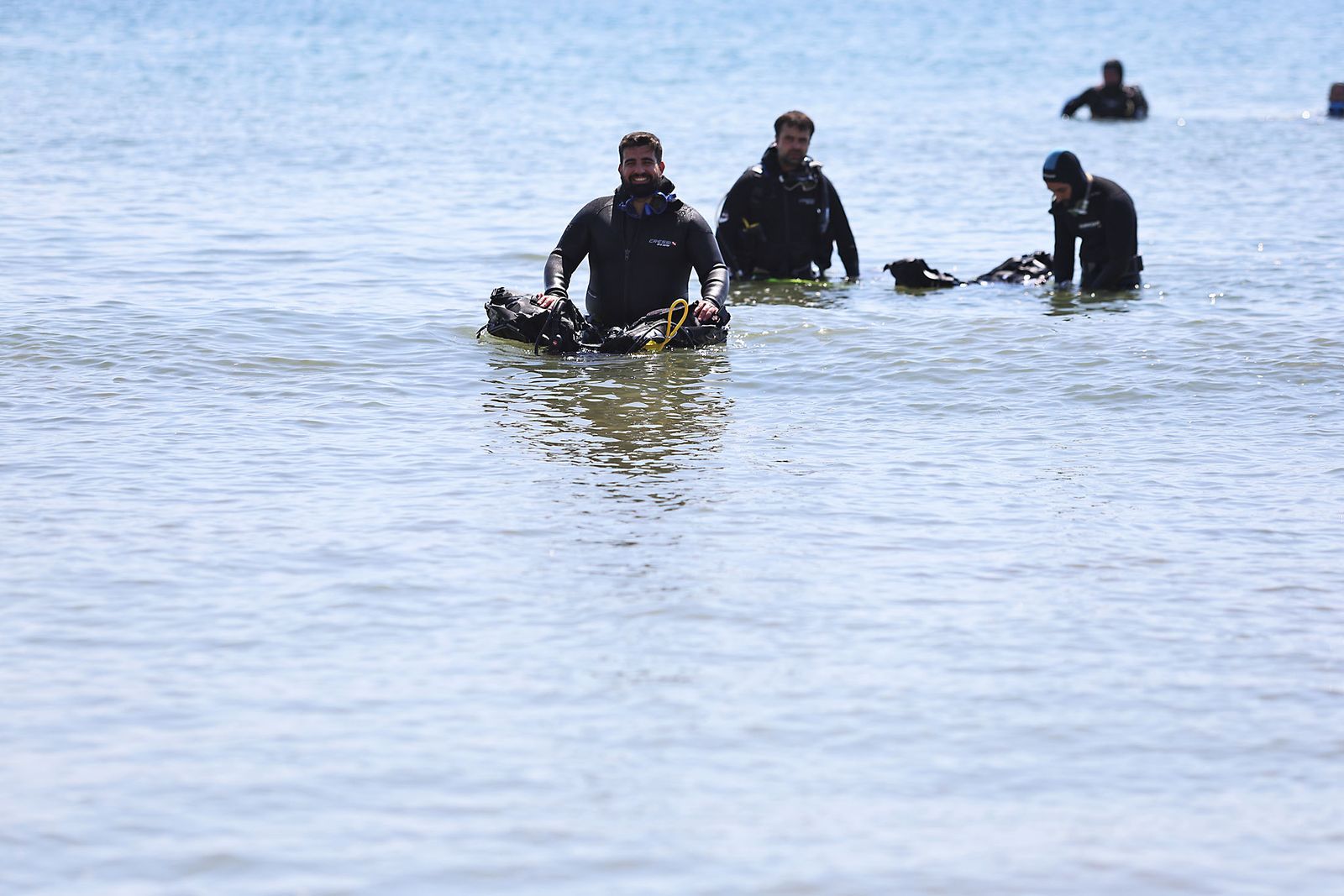 Imágenes de la gran recogida de residuos abandonados en el marco de la octava edición de '1m2 contra la basuraleza'. En la playa de la Canaleta.